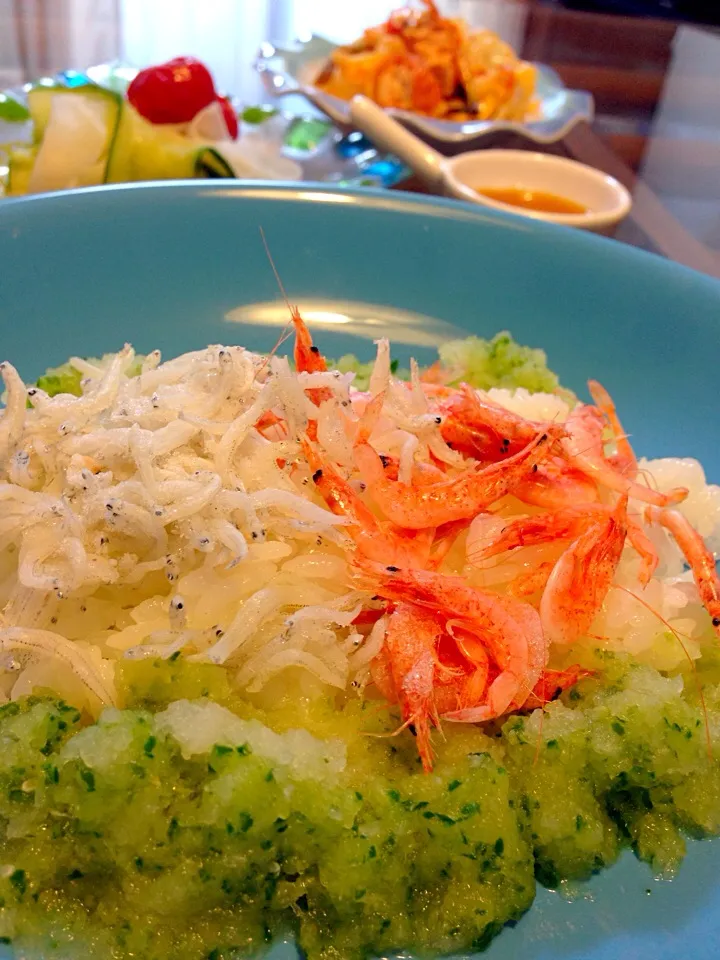 桜海老としらすの爽やか丼。胡瓜と大根の甘酢おろし添え。大根と胡瓜とトマトの白出汁蒸し。青ネギキムチとキャベツと油揚げの炒め物の晩御飯。|Kumi_loveさん