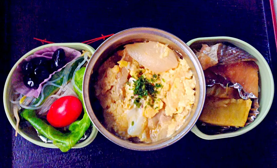 娘の弁当 親子丼 春雨サラダ 黒豆煮 塩鮭 さつまいもメープルシロップかけ|まった ゆうゆうさん