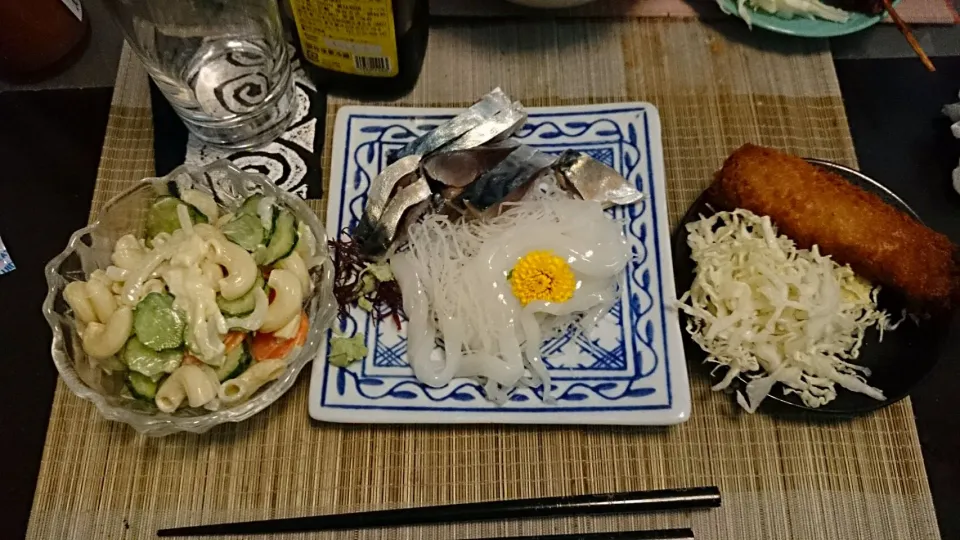 Snapdishの料理写真:自家製〆鯖＆イカの刺身＆串カツ＆マカロニサラダ|まぐろさん