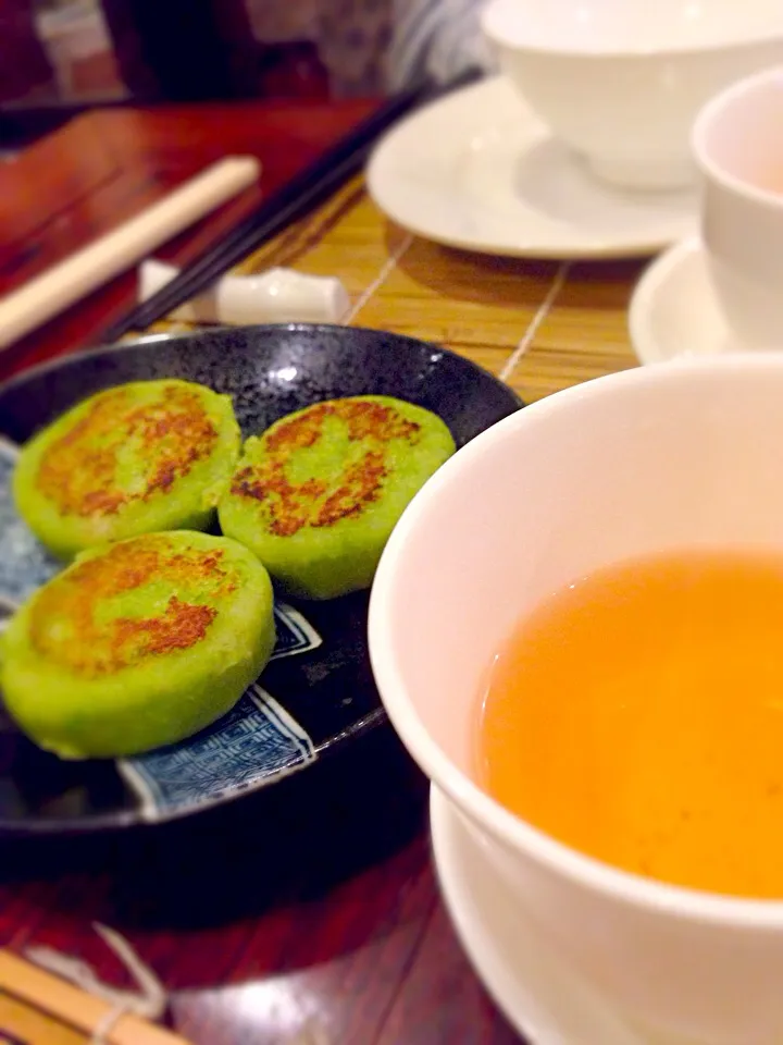 Having Chinese tea with dumplings in Hong Kong :)|Tanuさん