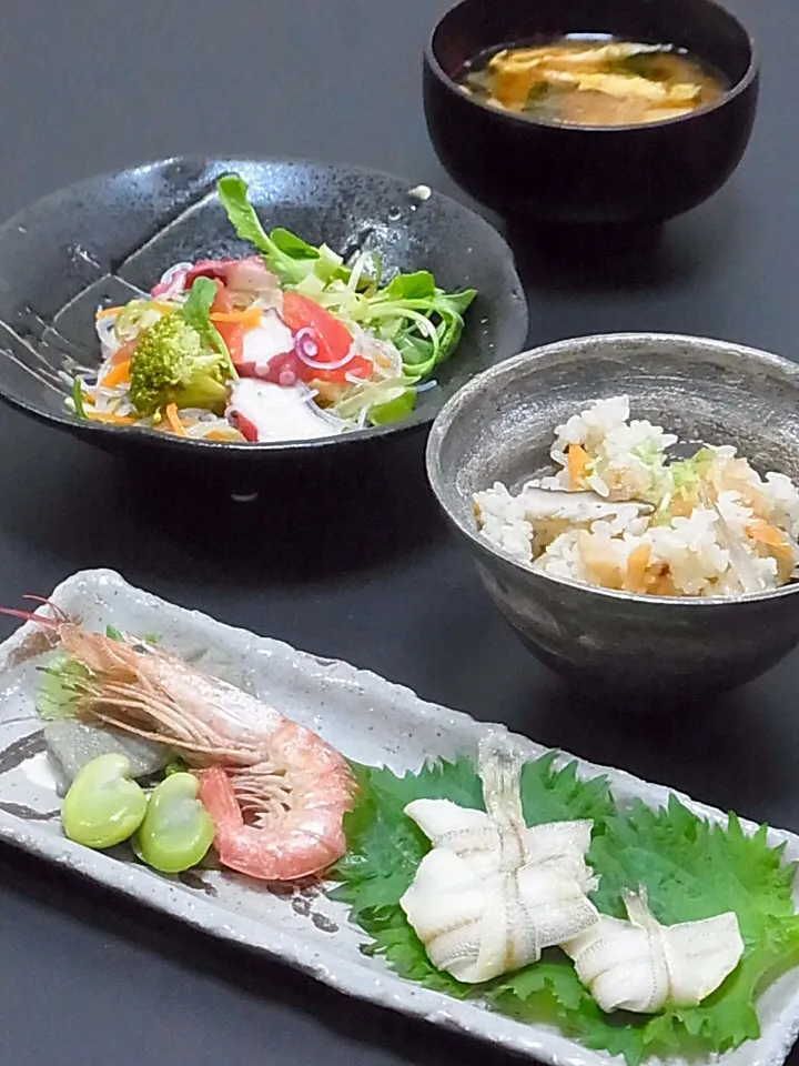 今晩は、きす千代結び焼き、海老 よもぎ麩 空豆の炊合せ、春雨サラダ、端野菜とじゃがいもわかめ玉子の味噌汁、干し貝柱の炊込みご飯  人参でわらしべ長者(^^) 干し帆立を頂いたので炊込みご飯に。慌てて戻しが浅かったのでちょっと硬めですが、噛み締めが有ってこれも美味かな(*^^*)  サラダには、春雨•タコ•トマト•人参•|akazawa3さん