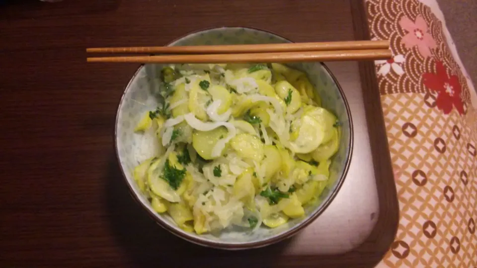 ズッキーニ玉ねぎ丼
Zucchini onion over a bowl of rice
poêlé de courgette oignon sur bol de riz|Antoine Blancさん