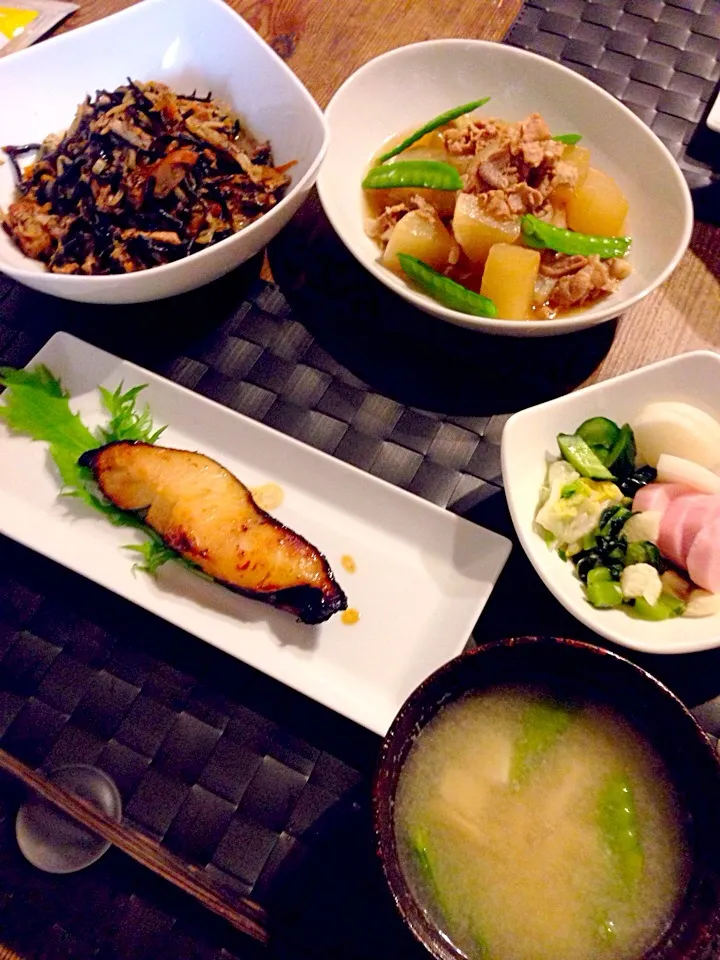 銀ダラの味噌漬け焼き🐟豚バラ大根の醤油糀煮、ひじきと切り干し大根の煮物、お漬物、お豆腐と絹さや、油揚げのお味噌汁🍀|まみりんごさん