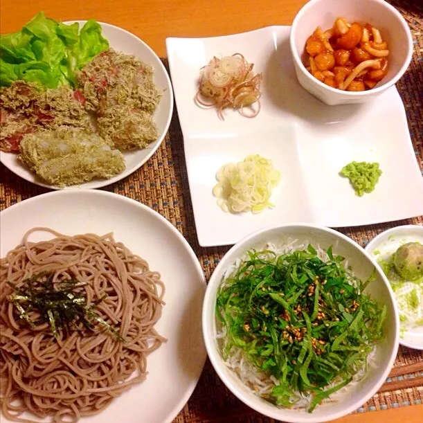 今日の晩ご飯は、
ミニしらす丼、ミニざるそば、
ぶり、イカ、かつおのお刺身のとろろ昆布和え。|chacoさん