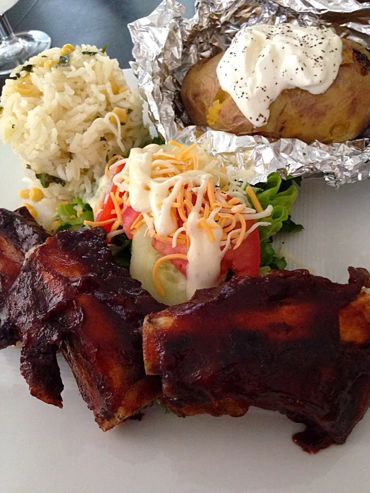 Snapdishの料理写真:Bbq baby back ribs, baked potatoe, white spanish rice & salad|killyさん