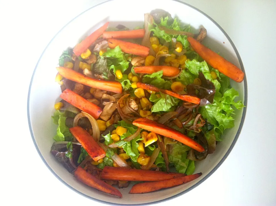 Vegan bowl: lettuce, honeyed carrots, balsamic glazed corn and mushroom & onion|victoria valerioさん