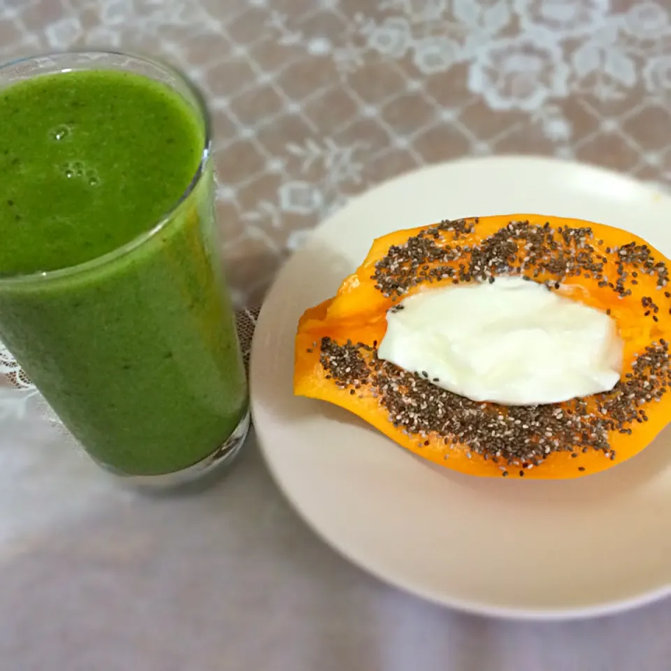 Snapdishの料理写真:Café da manhã suco verde e mamão com chia e yogurte|Hérica Yamasumiさん