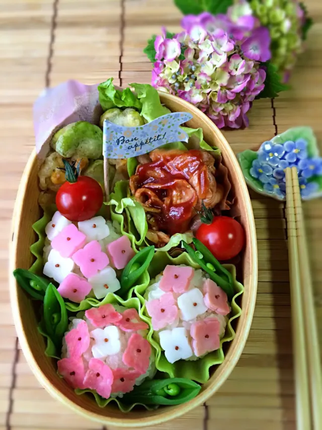 Snapdishの料理・レシピ写真:ゆっぴーઈ(◕ั◡◕ั)*ﾟ*♡のお弁当『紫陽花咲きました〜☺️』｜お花咲きはじめました！！〜お皿の上のお花図鑑♪季節を彩る〜お花寿司♪冬から春編