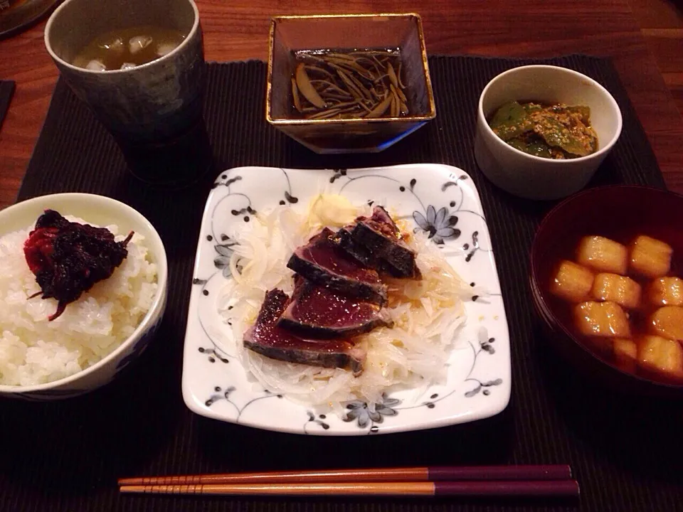 Snapdishの料理写真:新玉ねぎで食べるカツオのタタキ、刺身蒟蒻のゴマ酢味噌和え、じゅんさいのジュレ、麩の味噌汁|今日の献立さん