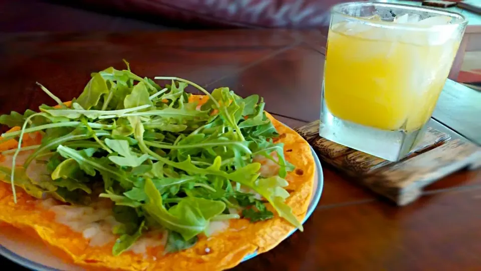 Cheese & arugula quesadilla with Creamsicle cocktail|Jiraphon Gさん