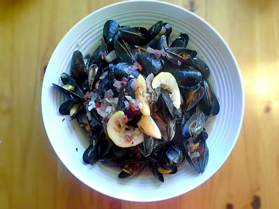 Mussels in a sun dried tomato,  oregano and garlic seafood broth.|Fe's kitchenさん