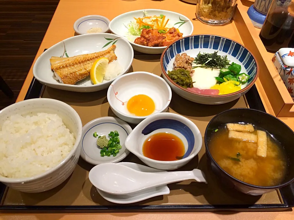 ランチは、おまぜ定食と無料クーポンで貰ったミニから揚げ。食べ過ぎました。|Takashi H.さん