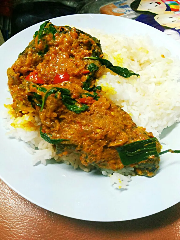 ข้าวปลาดุกทอดผัดพริกแกง 
stir fried deep fried Catfish with curry paste|cherryさん