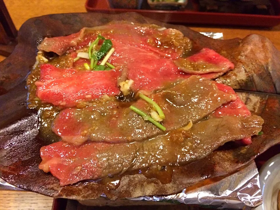 Snapdishの料理写真:飛騨高山 久田屋の飛騨牛朴葉味噌焼き定食|もうちゃんさん