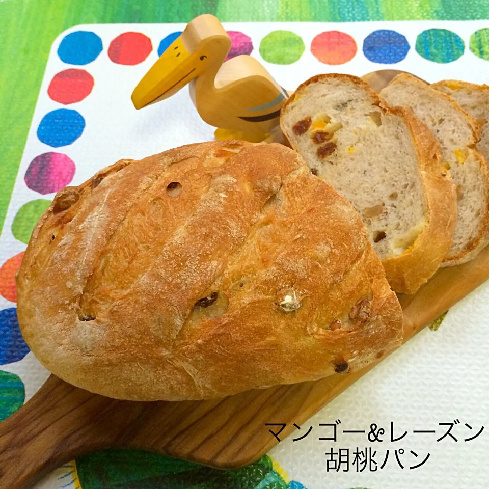 Snapdishの料理写真:ドライマンゴー&レーズン入り胡桃パン焼きたて♪♪|moyukitaさん