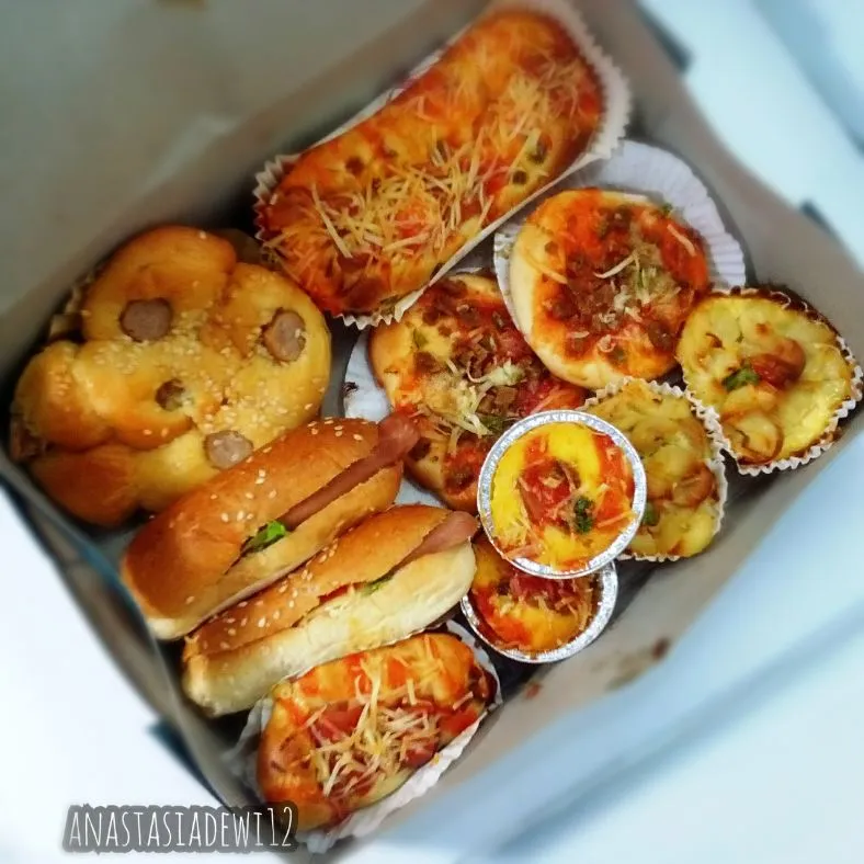 Mini Pizza & Sausage Bread.|Anastasia Dewiさん