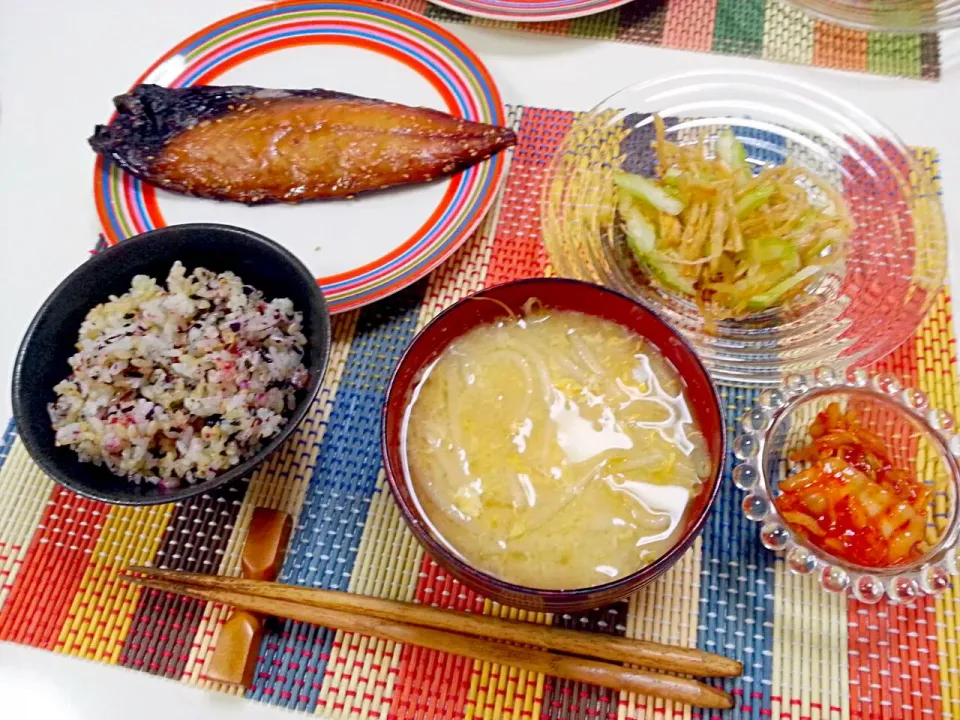 今日の夕食　鯖のみりん漬け、セロリとサキイカのあえ物、キムチ、もやしと卵の味噌汁、ゆかりご飯|pinknari🐰🌈さん