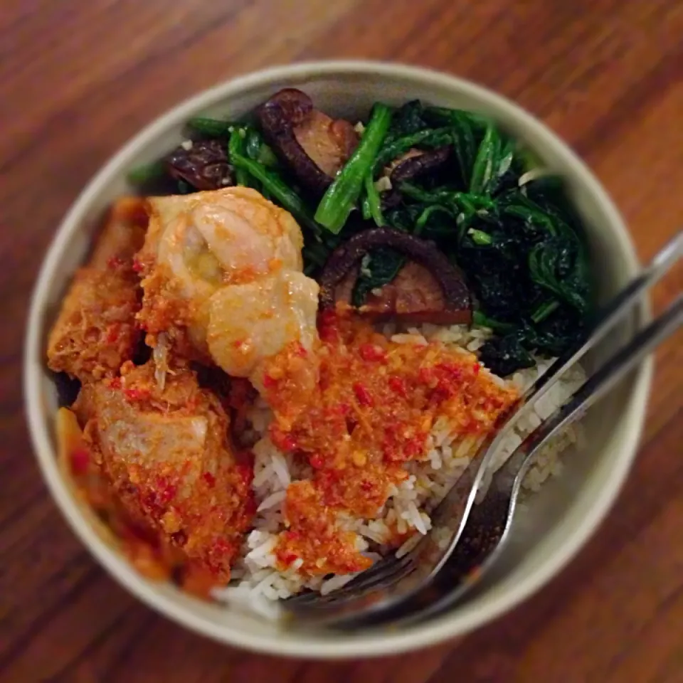 Spinach with shiitake mushrooms and satay ayam with rice|karen limさん