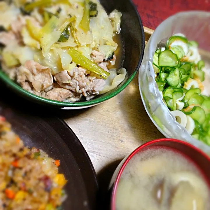 豚肉と小松菜とキャベツのスープ煮＆ナスと油揚げの味噌汁|ともえさん