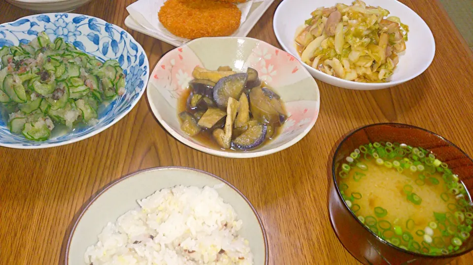 ・キャベツと鶏肉の甘酢炒め
・茄子と揚げの炊いたん
・コロッケ（お惣菜）
・胡瓜と大根おろしの梅肉和え
・エノキの味噌汁|ようかんさん