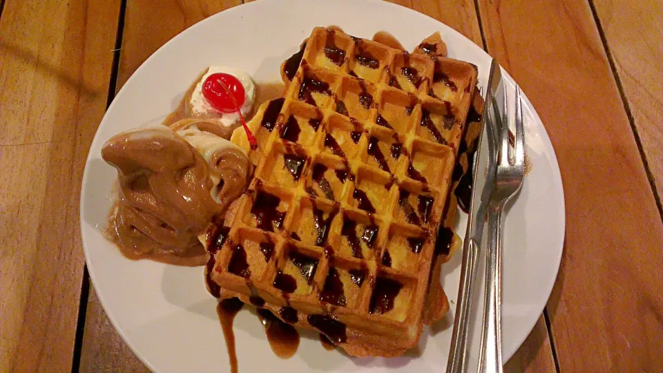 Waffle with vanilla-choco ice cream|nathaniaさん