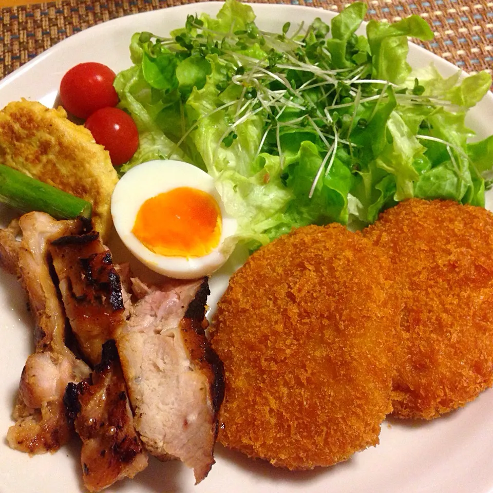 今日の晩ご飯は鶏の塩麹焼き、スーパーのコロッケなど。|chacoさん