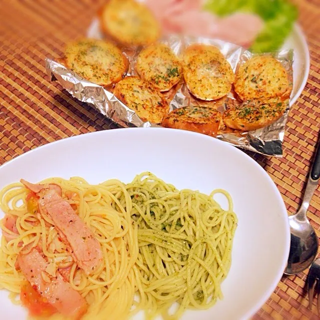 ジェノベーゼパスタ＆トマトとハムのパスタ。ガーリック海老トースト😋|ナナオさん