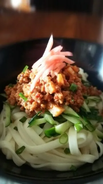 ”どっ辛おやじ“活用❗
盛岡のじゃ～じゃ～麺風👌椎茸と筍も投入。
よーく混ぜ混ぜして下さいませ。(｀ー´ゞ-☆|あやさん