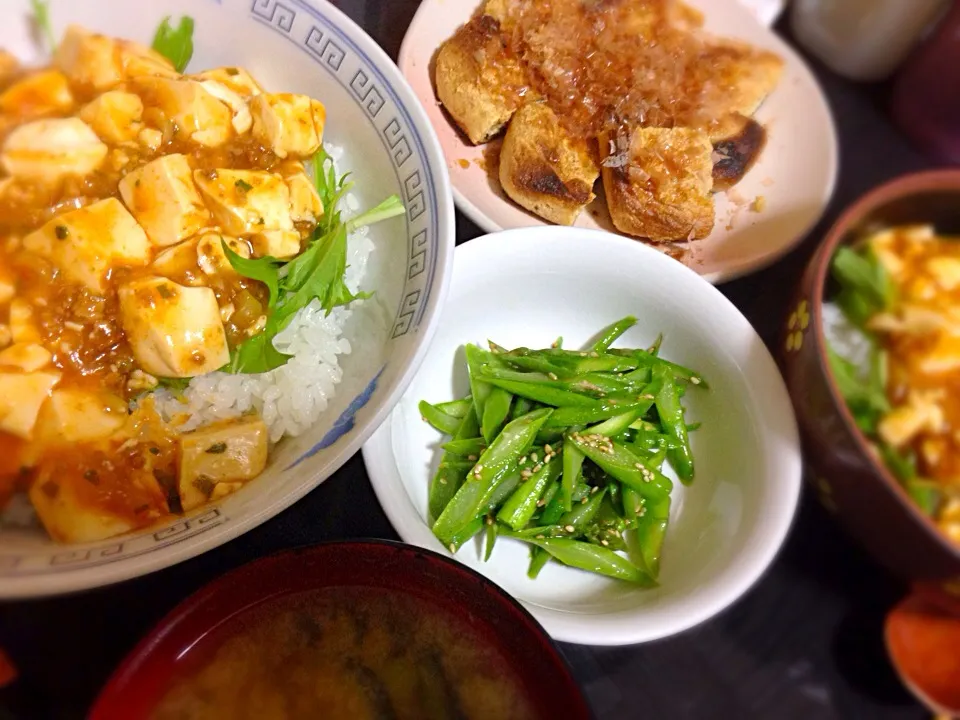 Snapdishの料理写真:今日の晩ご飯は、麻婆豆腐丼、焼きおあげさん、アスパラガスのナムル、ネギとわかめの味噌汁。|ゆえさん