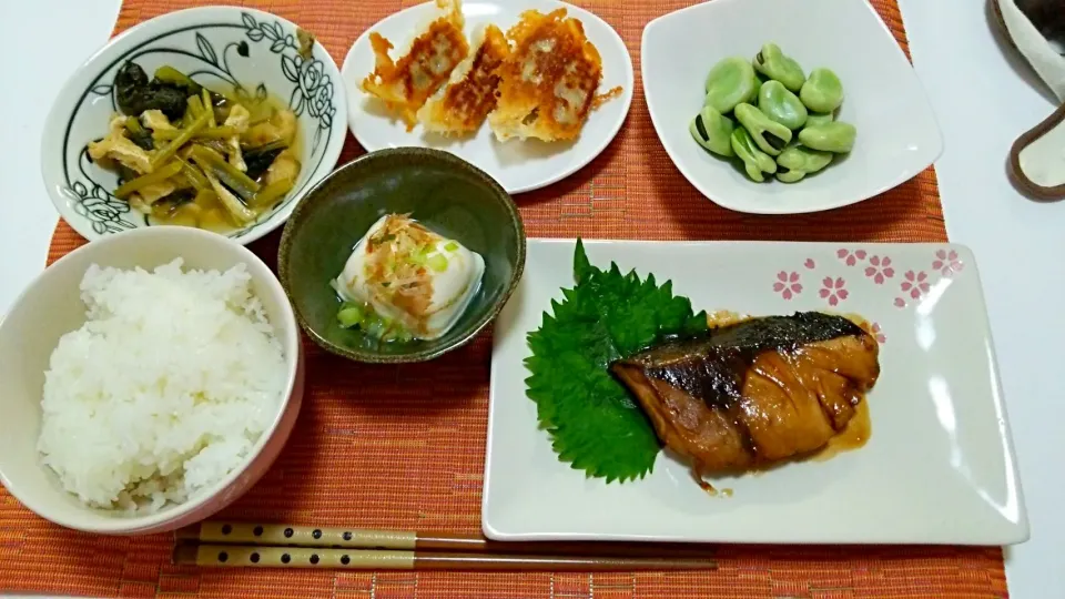 ブリの照り焼き、空豆の塩ゆで、小松菜の煮物、冷奴、餃子（市販）♡|yuiさん