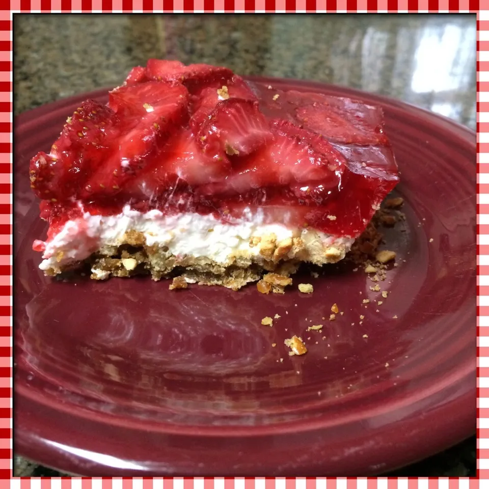 strawberry pretzel dessert|Terry Millerさん