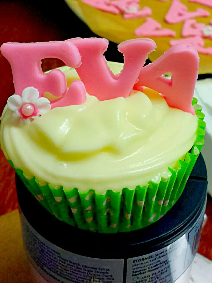 cupcake with creamcheese frosting and sugar decoration|Biscuite Queenさん