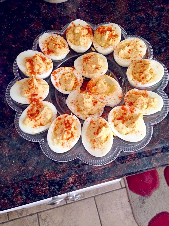 Deviled eggs made with basalmic mayo and spicy mustard! Top it off with a little paprika|Brittany Fosterさん