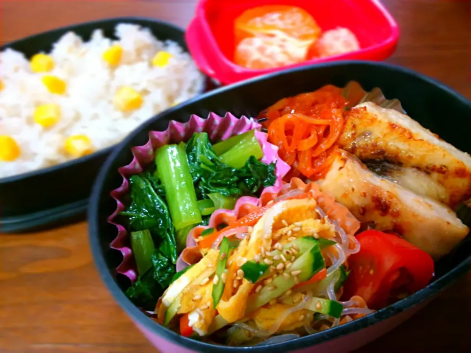 中１女子の今日のお弁当。コーンごはん、カジキのムニエルトマトソース、小松菜炒め、春雨サラダ、トマト、オレンジ|みっちっちさん