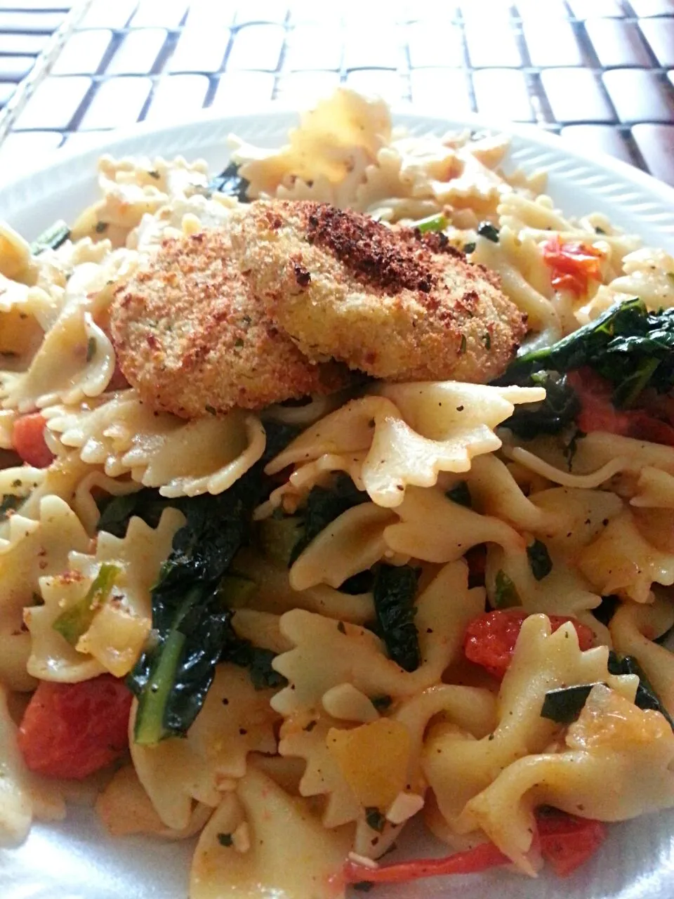 Summer Vegetable Whole-Wheat Bow Tie Pasta with Crispy Garlic & Herb Cheese Medallions|Melissa Marie Hallさん