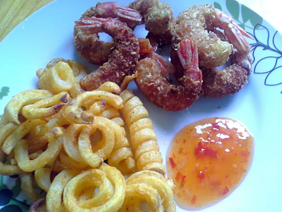 Coconut crusted shrimp with sweet chili dip and curly fries|Fe's kitchenさん