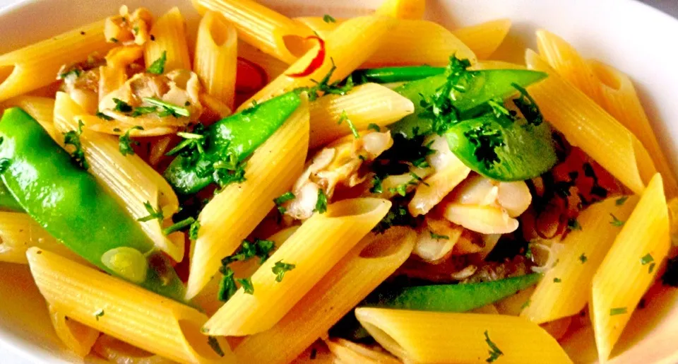 Penne with clams and snow peas|Kirk Awiamさん