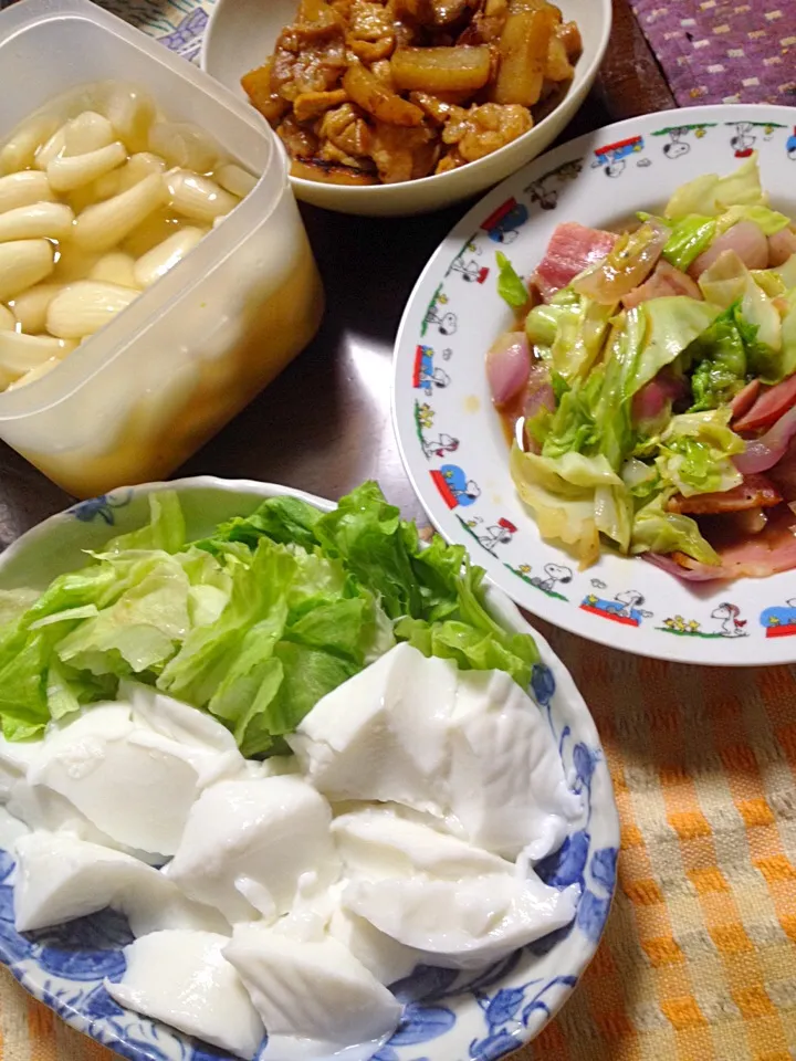 Snapdishの料理写真:牛ホルモンの味噌煮 ベーコンとキャベツのオイスターソース炒め ピーナッツ豆腐|掛谷節子さん