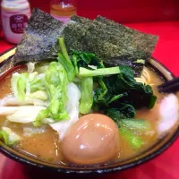 Snapdishの料理写真:吉村家ラーメン×味玉×キャベツ|toshihiro iwamotoさん