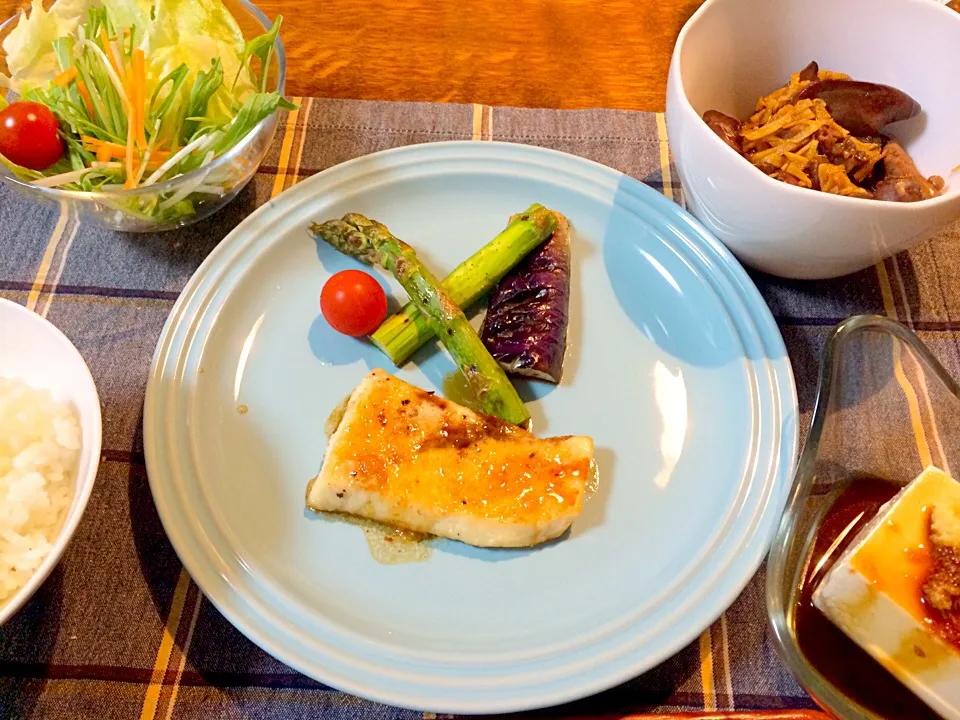 Snapdishの料理写真:カジキのムニエル
焼き野菜
レバーの甘辛煮
冷や奴
サラダ|rinaさん