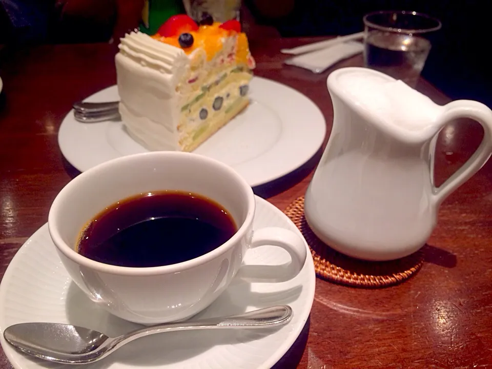 Snapdishの料理写真:HARBS 季節の果物ケーキ＆ミルクコーヒー|zukkoliiniさん