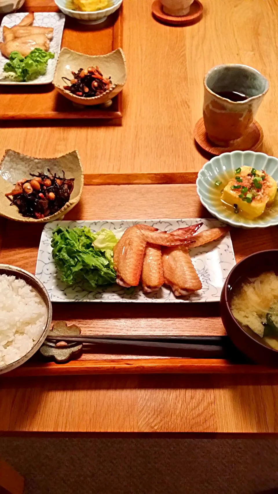 手羽先のオーブン焼き、ヒジキの煮物、餡掛けだし巻き、味噌汁、ご飯。|Manabu  Yamasakiさん