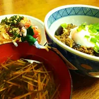 Snapdishの料理写真:＊ひき肉と茄子の温玉丼 
＊トマトと大根のサラダ 
＊もずくと人参のお吸い物|うみたんさん