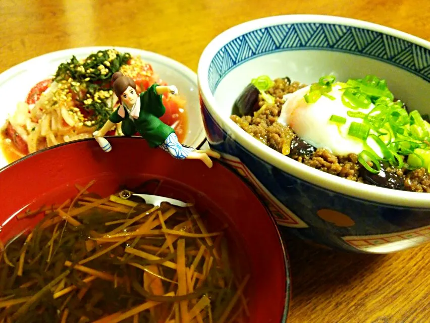 ＊ひき肉と茄子の温玉丼 
＊トマトと大根のサラダ 
＊もずくと人参のお吸い物|うみたんさん