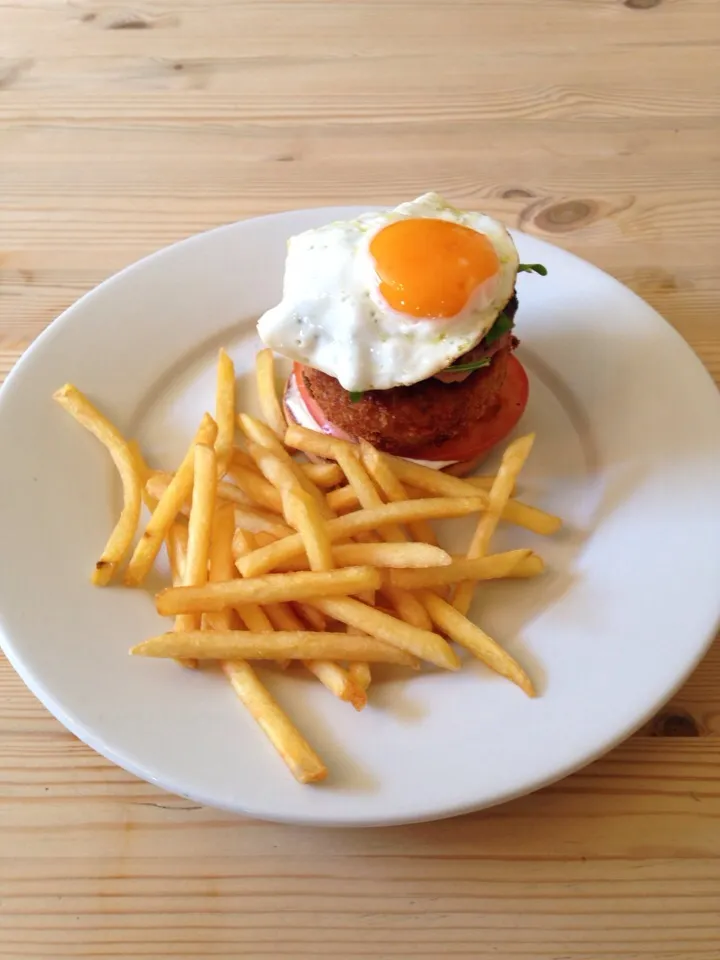 Pork burger, potato cake on a muffin, topped with rocket & fried egg, tasting of fries|emmaさん