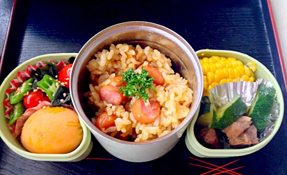 娘の弁当 カレーピラフ マトンとズッキーニのマヨ炒め コーン ワカメと野菜胡麻和え ビワ|まった ゆうゆうさん