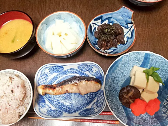 鰤の塩麹焼き、高野豆腐の含め煮、ピリ辛こんにゃく、長芋のわさび漬け、かぼちゃといんげんの味噌汁|堀江さん