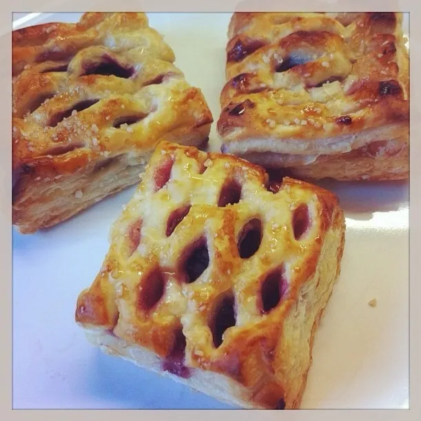 Homemade summer berries jam Danish pastry|Carol Liさん