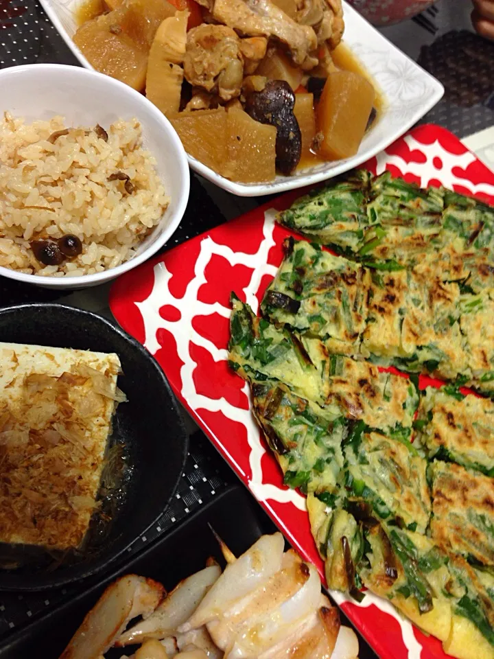 鶏手羽と野菜の煮物☆チヂミ☆冷奴☆キノコとツナの炊込みごはん☆軟骨串焼き|MEGUMIさん