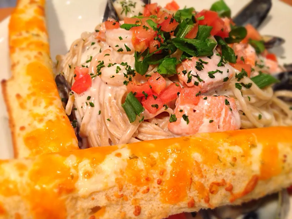 Seafood Fettuccine with yummy cheese bread <3|Luna_Abm 💋さん